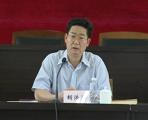 镇召开贯彻市委十二届八次全会精神分组讨论会