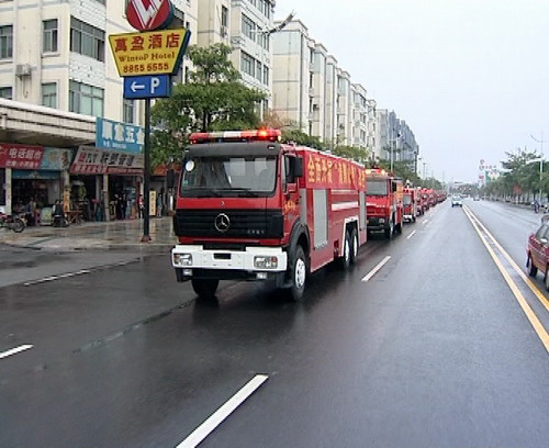 镇消防大队举行消防车大巡游、消防演练活动_