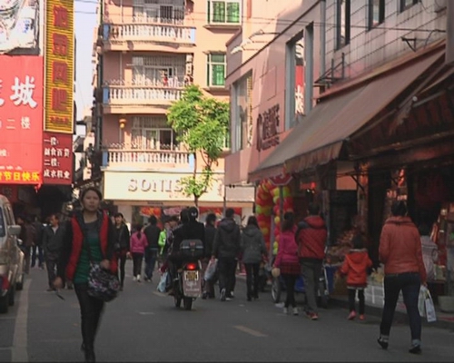 我镇元旦节日气氛浓厚 市民点赞送祝愿