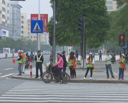 开展“学雷锋 践行动”交通协管活动