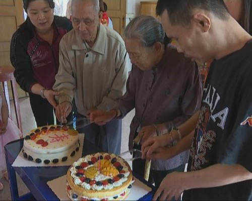 举办老人第一季度生日会 集体为敬老院9名老人庆生