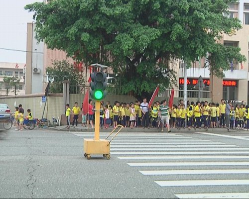 “袖珍”型红绿灯 守护学生放学路