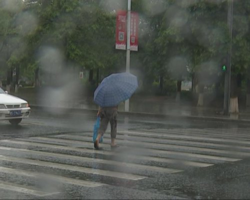 雷雨天气频发 市民出行需防范