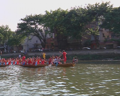 寮厦河“扒龙船”游龙趁景 预热端阳龙舟竞渡