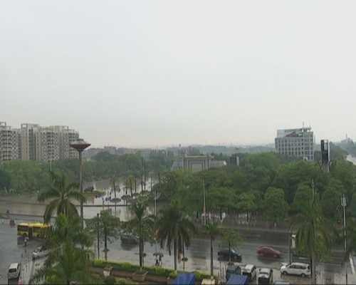 突袭的降雨为夏季降温