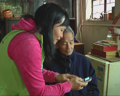 为259名居家养老服务对象派发“平安铃”