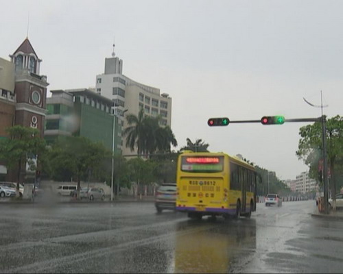 未来几天雷雨天气频繁 市民注意行车安全