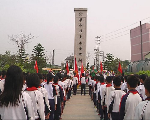 我镇组织各学校学生开展清明扫墓主题教育活动