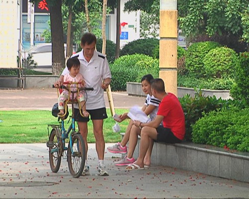 入伏“烤验”来临 市民应注意防暑