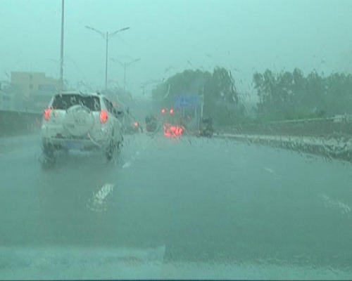 降雨天气  市民注意安全行车