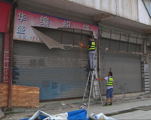 《文明创建在行动》城管动用大型吊车拆除残旧破损户外广告