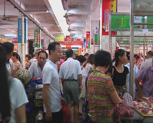 中秋农贸市场红火 市民准备食材庆团圆