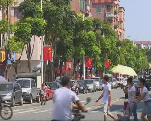 红旗飘飘 国庆长假市民游玩探亲忙不停