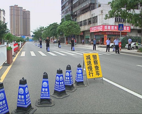 临近年末交通运输繁忙  交警加强道路管控不松懈