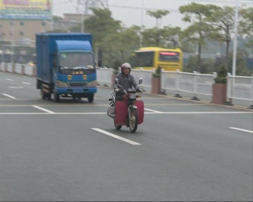 驾驶报废摩托车违规上路将被吊销驾驶证