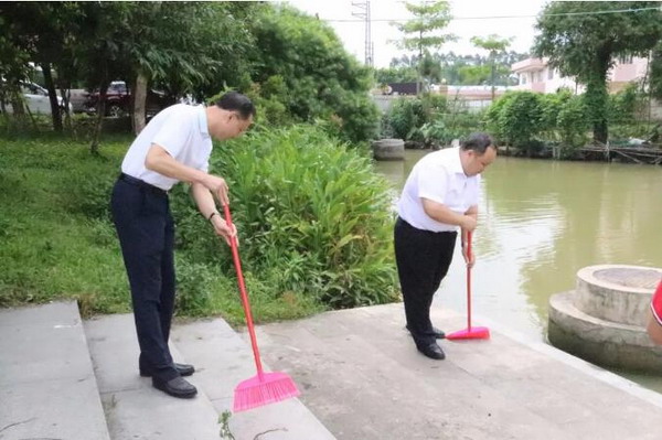 《全面推行河长制 建设美丽望牛墩》系列报道 镇领导参与“河湖保洁日”现场保洁活动