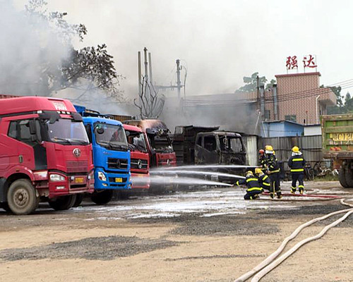 望牛墩镇一停车场多辆货车着火  扑救及时暂无人员伤亡