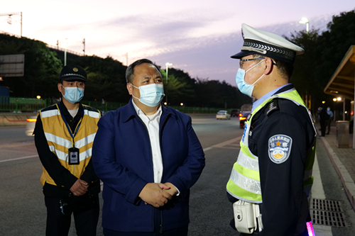 望牛墩镇委书记吴润玲现场督导第二轮道路交通安全百日攻坚集中夜查行动