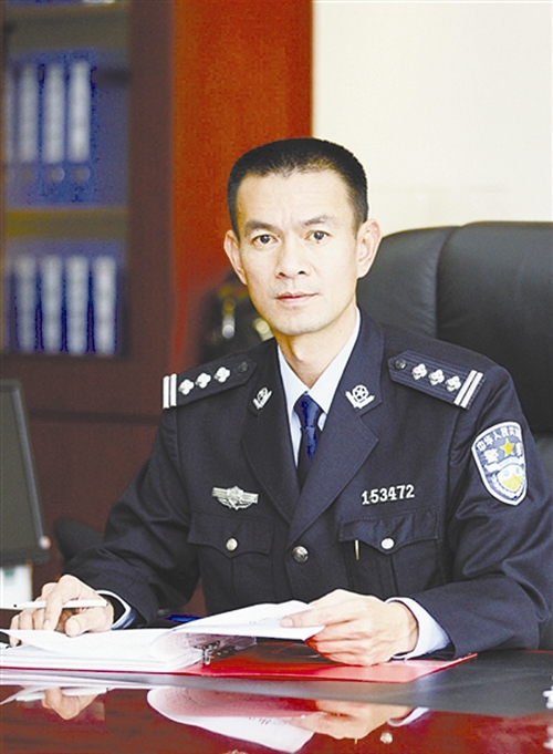 凤岗公安分局局长罗建军资料图片凤岗公安分局局长罗建军救助一名车祸