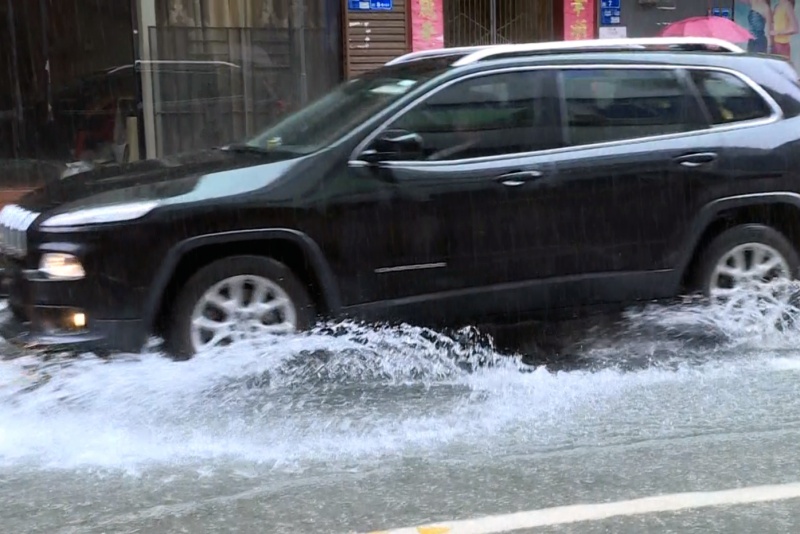 暴雨预警：明日强降雨来袭，注意安全！