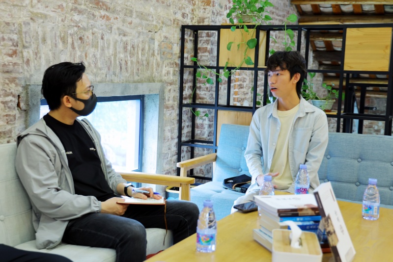 人民日报专访望牛墩本土作家瓦力：以笔为剑，书写生命的“黎明”