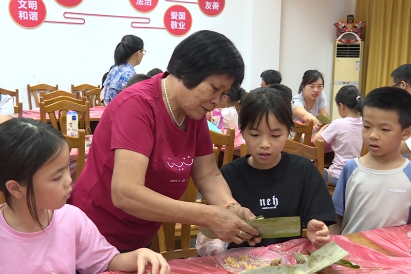望牛墩镇开展“迎端午 包粽子”亲子活动