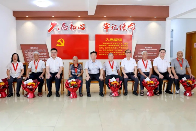 望牛墩镇开展颁发“光荣在党50年”纪念章及走访慰问老党员活动