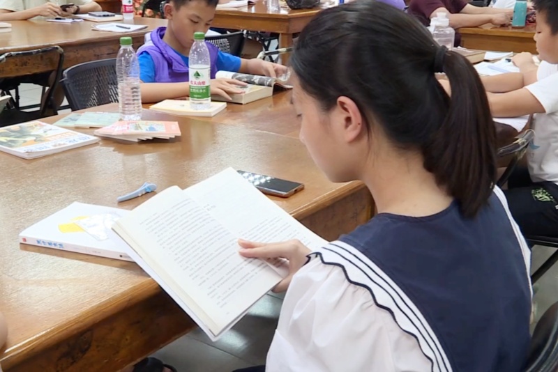 暑假图书馆座无虚席 “夏日求知图”诠释假期新意义