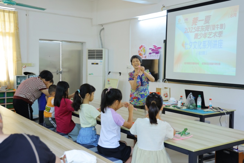 望牛墩镇非遗课堂“花”样多  七夕手工花制作点亮孩子假期