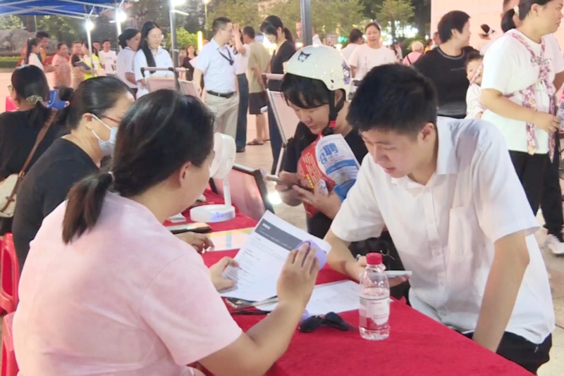 望牛墩镇举行“百日千万专项行动”莞聘夜市专场暨“高校毕业生专场招聘会”活动