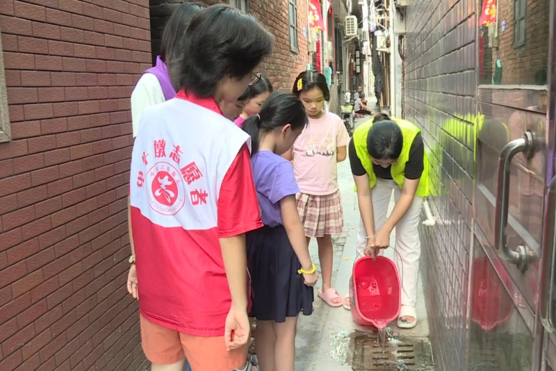 洲涡村开展“防蚊小课堂” 孩子们体验“翻盆倒罐”