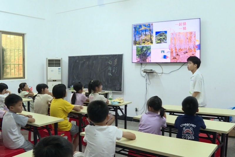 绘画课堂点亮多彩童年 课外兴趣教育助力学生成长