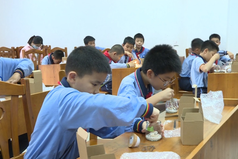 镇实验小学开展&ldquo;岁暮天地寒 共制暖冬雪景许愿瓶&rdquo;主题校外实践活动