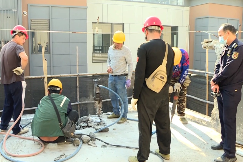 重拳出击！望牛墩镇开展联合执法行动  依法拆除某小区别墅违法扩建部分