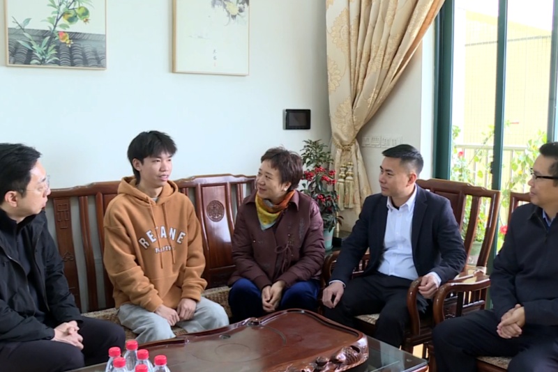 省作协到望牛墩镇走访慰问本土网络作家李焕文