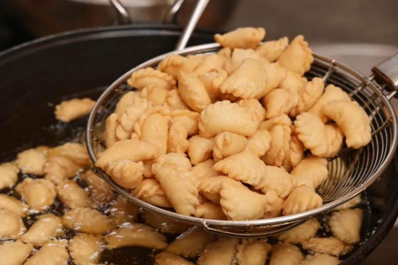 &ldquo;开油镬&rdquo;咯！炸油角，年味藏在酥脆里