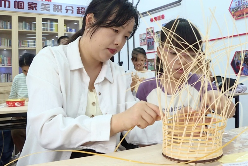 巧手做花灯 非遗闹元宵！望牛墩镇开展竹编压花灯笼亲子手作活动