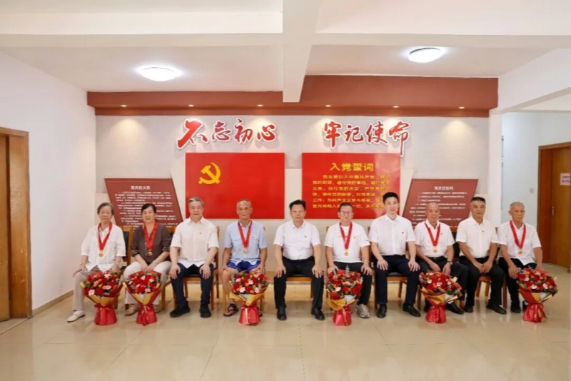 致敬荣光，赓续前行！望牛墩镇举行&ldquo;光荣在党50年&rdquo;纪念章颁发仪式