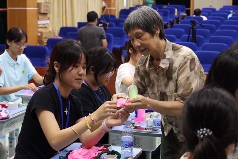 望牛墩：巧手传乞巧！青年学子解锁七夕贡案非遗手艺