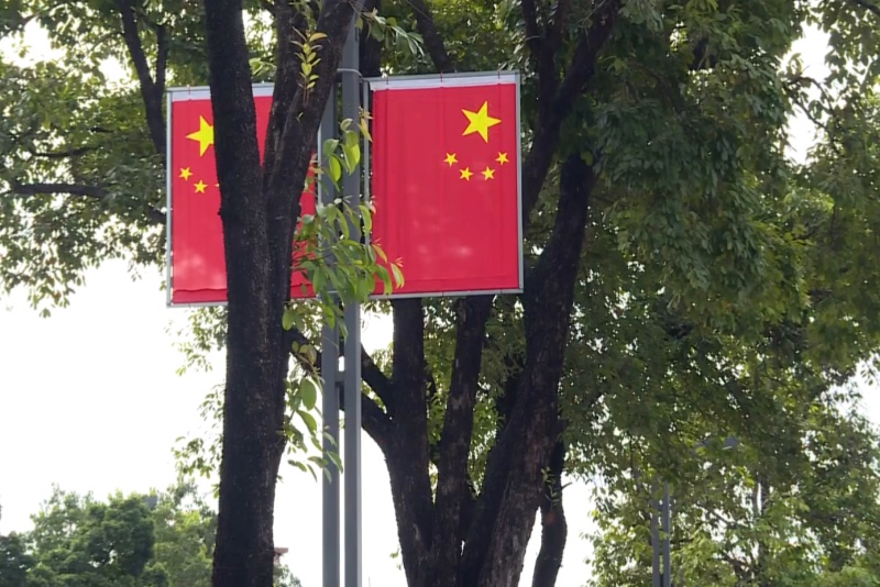 最美中国红！望牛墩国旗飘扬迎国庆